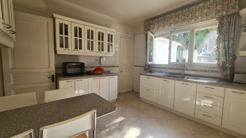 Venta De Hermosa Casa En Sector Residencial. Providencia.