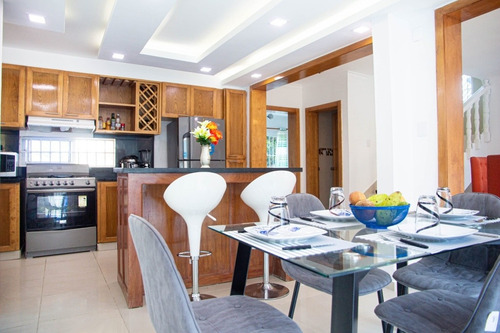 Imagen 12 de 30 de Exquisita Casa En Bávaro Con Piscina Y Amueblada