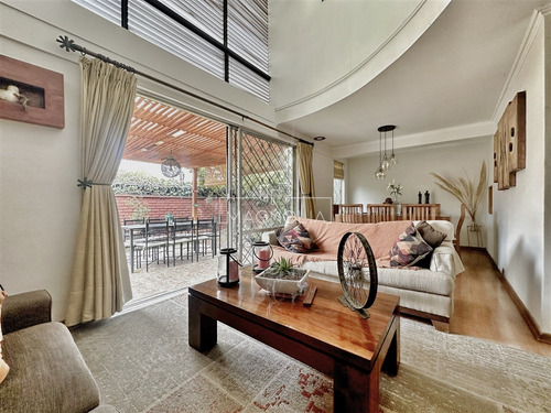 Casa En Venta De 5 Dorm. En Las Condes