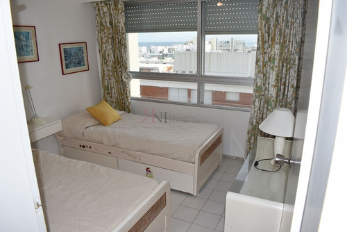 Cerca De La Zona Del Puerto Con Amplio Living Comedor- Ref: 5707