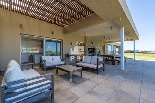 Casa 6 Dormitorios En Laguna De Los Cisnes, Punta Ballena - Ref : Pbi2871