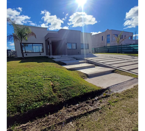 Santa Rita, Barrio Privado, Casa 4 Ambientes