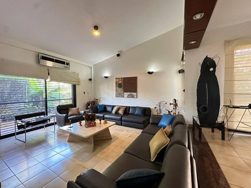 Annic Coronado Vende Exclusiva Casa En Trigal Sur, Ubicada En Calle Cerrada Ref. 267115