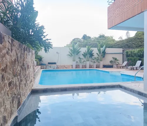 Se Alquila Hermoso Apartamento Duplex En Menga, Quinto Piso Con Ascensor