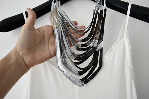 Imagen 4 de 6 de Collar Ondas Largo Geometrico Plateado Y Negro