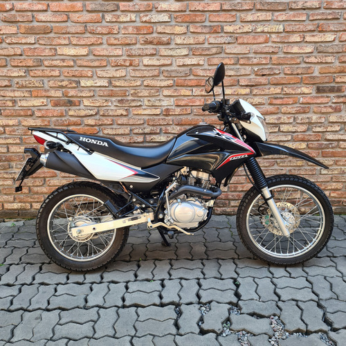 Honda Xr150l 2017 Color Negro En Exelente Estado.