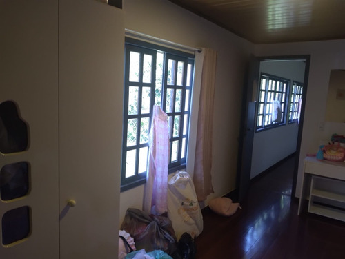 Casa 4 Quartos, 3 Banheiros, 2 Salas.