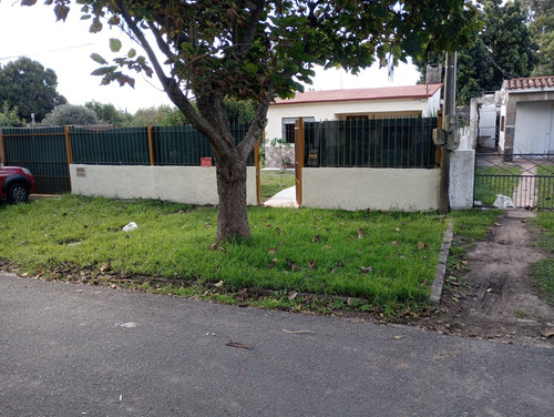 Se Vende 2 Casas En Colon En El Mismo Padron Con Terreno 648 M2 Y Total Edificado 162m2 . Muy Buen Estado Baños Y Cocinas A Nuevo . La Principal Estufa A Leña 3 Dorm. 95 M2 Y La Segunda Al Fondo 65m2