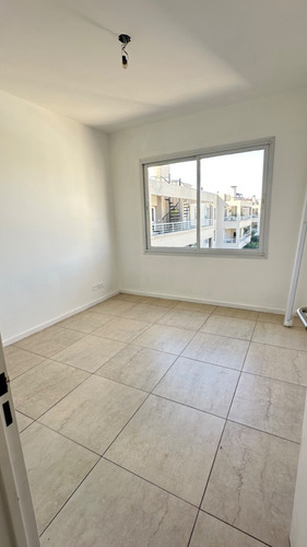 Depto 2 Ambientes Con Terraza Propia. Las Lomas, Beccar