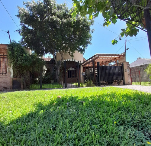 Imagen 1 de 18 de Venta Chalet De 4 Ambientes. Fondo Con Cesped Y Cochera Doble- Villa Ariza - Ituzaingo