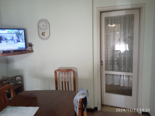 Se Vende Encantador Apartamento Muy Luminoso En La Estratégica Zona De Tres Cruces-la Comercial, A Solo Dos Cuadras Del Shopping Y Terminal De Tres Cruces. Ubicado Sobre Calle Cufré Casi Miguele