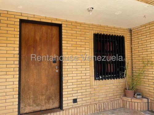 La Trinidad !! Bella Y Acogedora Casa De Dos Plantas, 332 M2 Terreno, 330 M2 Construcción, 3 Habitaciones, 3 Baños, 3 Pe, Hab. Y Baño De Servicio, Ubicada En Calle Publica Con Poco Tránsito.