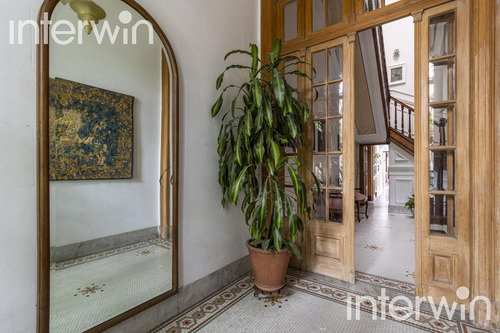 Casa De 8 Amb., Con Piscina Y 3 Cocheras. Belgrano - Venta