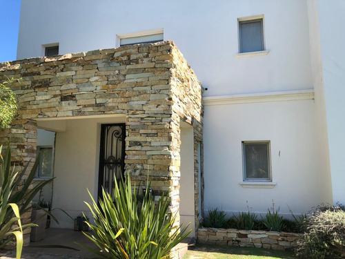 Casa 5 Ambientes En Alquiler. El Centauro