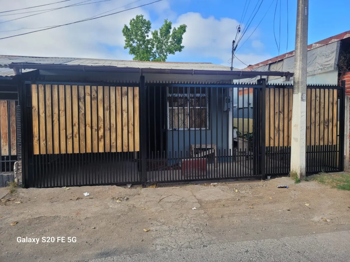 Imagen 1 de 12 de Los Artesanos / Republica De Chile