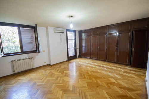 Casa De 5 Ambientes Escritorio, Playroom Y Dependencia De Servicio En Venta, En La Lucila.