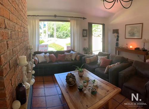 Hermosa Casa De Dos Plantas En La Arbolada