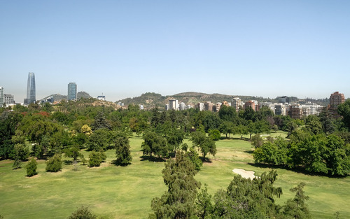 Vista Despejada Al Club De Golf Los Leones Y La Cordillera