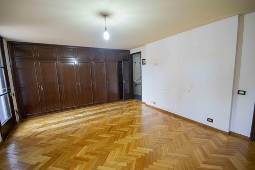 Casa De 5 Ambientes Escritorio, Playroom Y Dependencia De Servicio En Venta, En La Lucila.