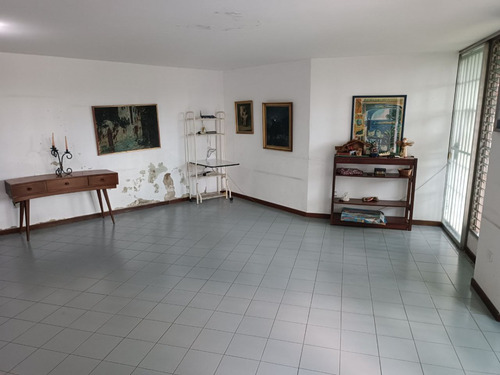 Casa Chapellin Con Excelente Ubicación A Una Cuadra Y Media Del Country Club. Jl