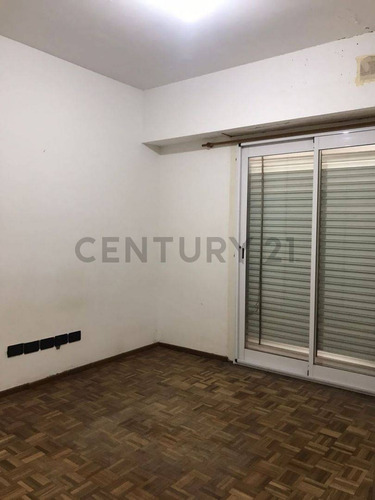 Venta De Departamento De 2 Dormitorios En Santa Fe.