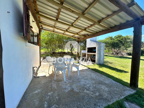 Casa En Venta, Piriápolis - Punta Negra. 400 Metros De La Playa. Gran Terreno De 795m²