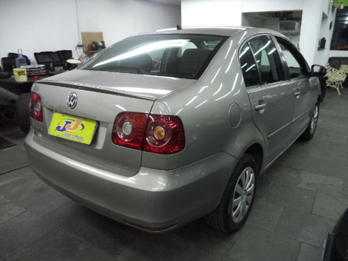 Volkswagen Polo Sedan 1.6 8v Vht Comfort Total Flex Completo