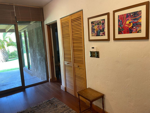 Casa Con Gran Jardín Formado En Dos Sitios