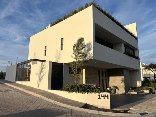Doble Altura, Amplio Jardín, Vapor- La Vista Residencial