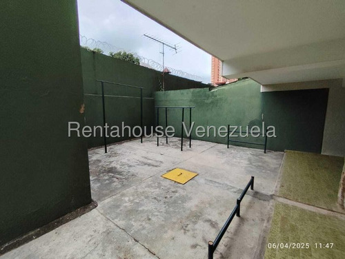 Apartamento Ubicado En La Zona Norte De Valencia, Con 135 Mtrs2, 3 Habitaciones Y Dos Baños, Cercano A Centros Comerciales, Farmacias Colegios, Y Otras Áreas De Interés.
