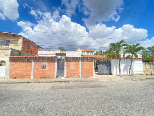  Arnaldo  López Vende Al Este De La Ciudad, Hermosa Casa C/2 Anexo En  Colinas De Sta. Rosa Barquisimeto  Lara, Venezuela.   6 Dormitorios  4 Baños  230 M² 