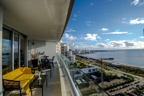 Venta De Apartamento De Tres Dormitorios Más Dependencia En Playa Mansa, Punta Del Este