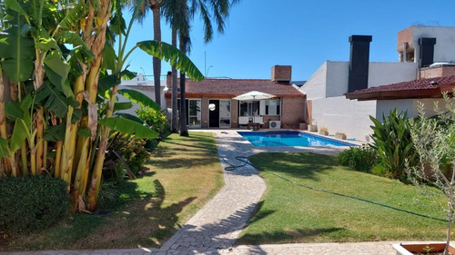 Casa Con Pileta A 100 Mts Del Cordoba Shopping Center