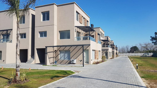 Duplex En Venta En Green Village, Pilar