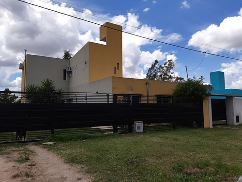 Casa En Venta De 3 Dormitorios.