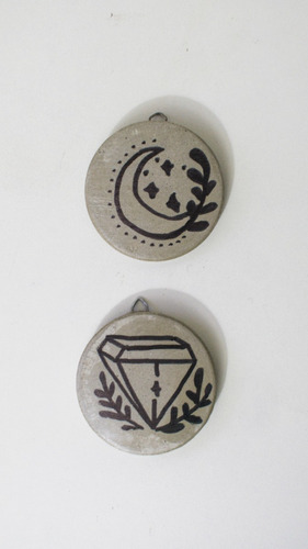Imagem 1 de 2 de Quadro Decorativo De Cimento | Estampa Cristal E Lua 8,5cm