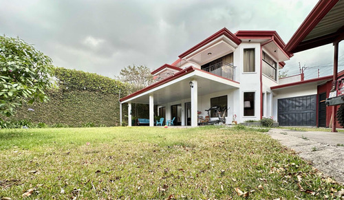Casa 2 Plantas 3 Dormitorios 2.5 Baños Zonas Verdes