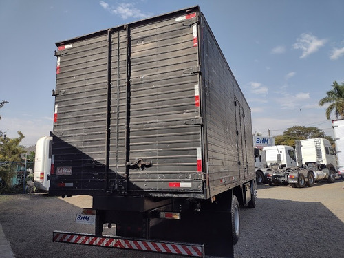 Imagem 7 de 14 de Caminhão Toco