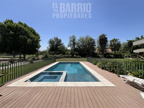 Casa En Venta De 4 Dorm. En Las Brisas De Chicureo