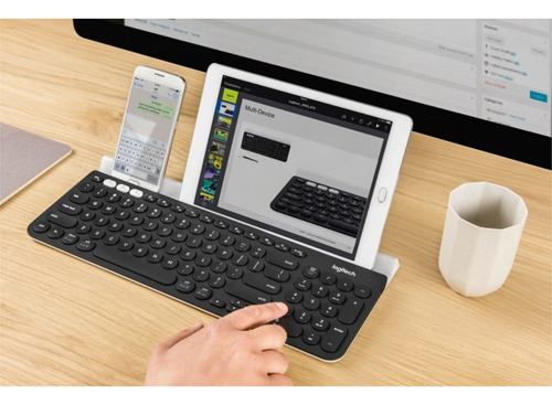 Teclado bluetooth Logitech K780 QWERTY español latinoamérica color negro y blanco