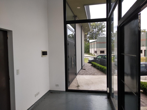 Depósito En Venta En Micro Parque Industrial Con Seguridad 24hs