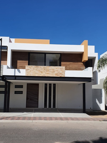 Residencia En Portanova, De Autor, Jardín, Sala Tv, 3 Recamaras, De Lujo
