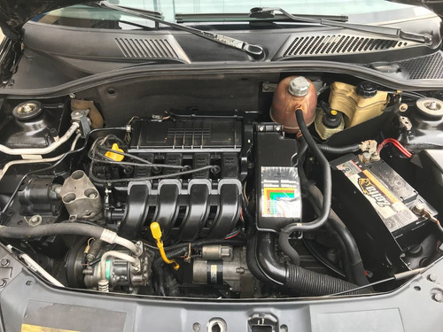 Renault - Clio Privilege 1.0 - 2004
