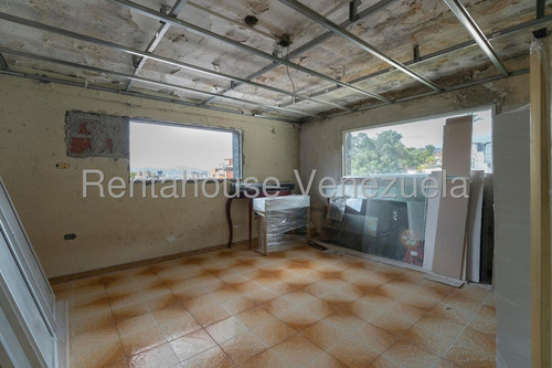 Casa Para Remodelar De Multiples Niveles En Venta Ubicada En Chaguaramos 25-17638