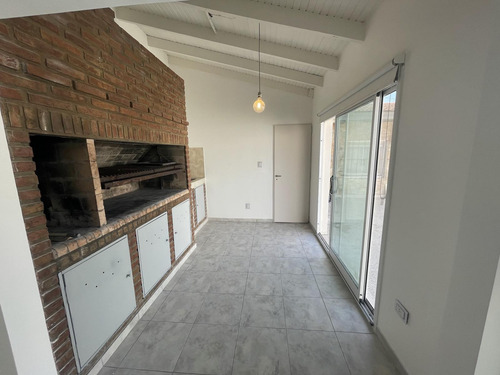 Casa En Venta - 2 Dormitorios 2 Baños - 206mts2 - Tolosa