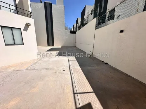 Venta - Casa En Esquina Con 3 Recámaras Y Terreno Excedente, El Mirador | Rahqro