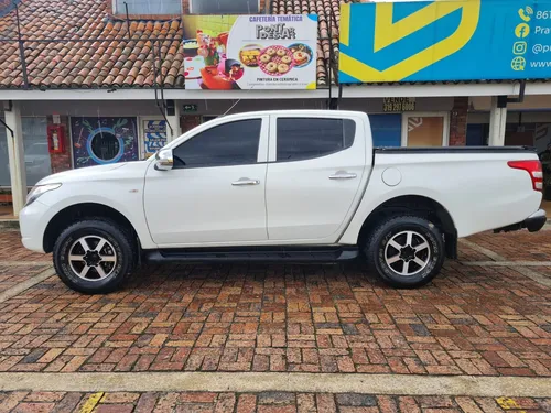 Mitsubishi L200 2.5cc MT AA 4X4