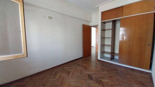 Departamento En Venta. 2d En Laprida Al 100