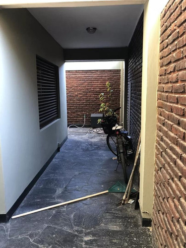 Casa En Venta - 4 Dormitorios 5 Baños - Cochera - 250mts2 - Lomas De Zamora