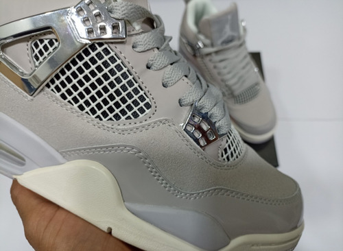 Tenis Jordan 4 Moment Frozen (Usado)